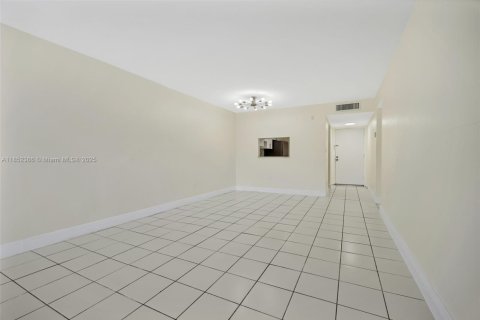 Condo in Miami, Florida, 2 bedrooms  № 1859033 - photo 9