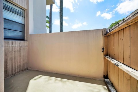 Condo in Miami, Florida, 2 bedrooms  № 1859033 - photo 25
