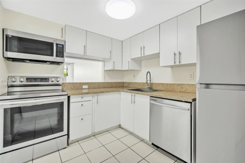 Condo in Miami, Florida, 2 bedrooms  № 1859033 - photo 11