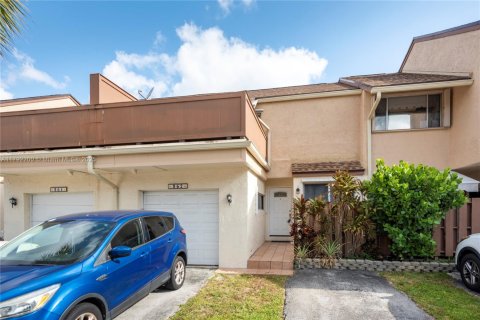 Townhouse in Plantation, Florida 3 bedrooms, 164.44 sq.m. № 1826033 - photo 2
