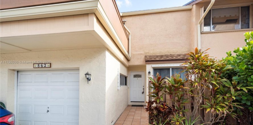 Townhouse in Plantation, Florida 3 bedrooms, 164.44 sq.m. № 1826033