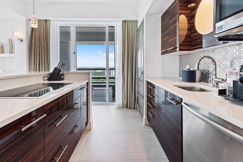 Apartment in OCEAN RESORT RESIDENCES in Fort Lauderdale, Florida 3 bedrooms, 159 sq.m. № 32586 - photo 1