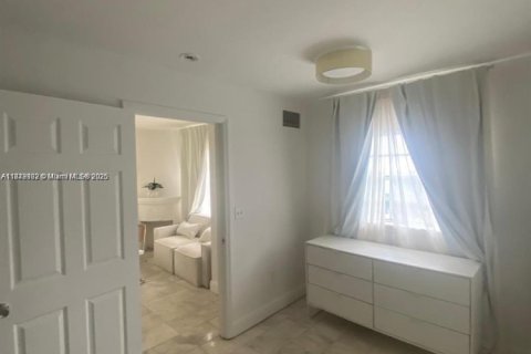 Condo in Miami Beach, Florida, 1 bedroom  № 1980983 - photo 2