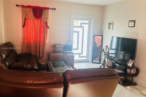 Купить виллу или дом в Майами, Флорида 3 спальни, 79.06м2, № 1955545 - фото 2