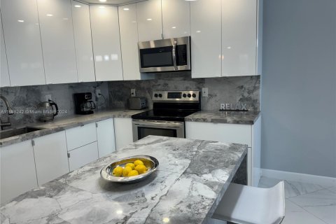 Copropriété à louer à Sunny Isles Beach, Floride: 1 chambre, 93.37 m2 № 2155120 - photo 3