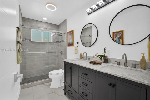 House in South Miami, Florida 4 bedrooms, 213.68 sq.m. № 2066262 - photo 27