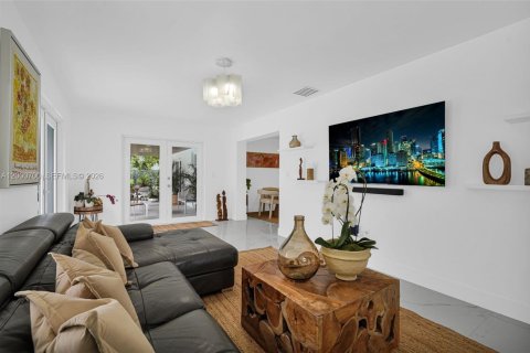 House in South Miami, Florida 4 bedrooms, 213.68 sq.m. № 2066262 - photo 17