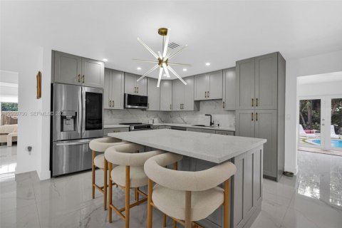 House in South Miami, Florida 4 bedrooms, 213.68 sq.m. № 2066262 - photo 14