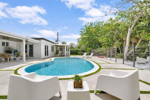 House in South Miami, Florida 4 bedrooms, 213.68 sq.m. № 2066262 - photo 5