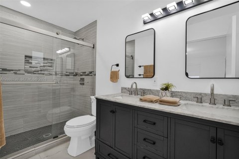 House in South Miami, Florida 4 bedrooms, 213.68 sq.m. № 2066262 - photo 25