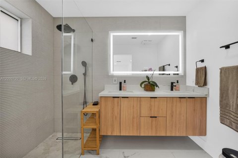 House in South Miami, Florida 4 bedrooms, 213.68 sq.m. № 2066262 - photo 22