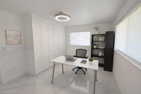 House in South Miami, Florida 4 bedrooms, 213.68 sq.m. № 2066262 - photo 28