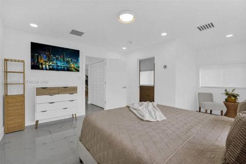 House in South Miami, Florida 4 bedrooms, 213.68 sq.m. № 2066262 - photo 19