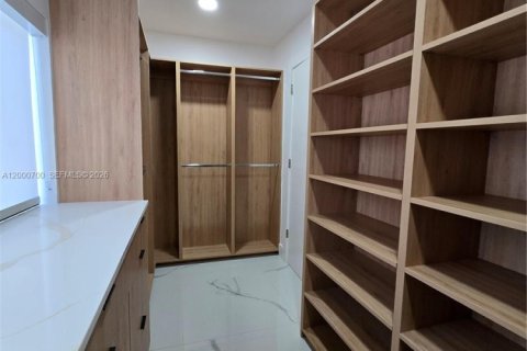 House in South Miami, Florida 4 bedrooms, 213.68 sq.m. № 2066262 - photo 21