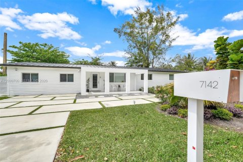 House in South Miami, Florida 4 bedrooms, 213.68 sq.m. № 2066262 - photo 9