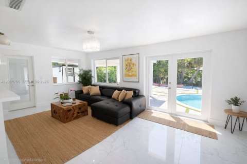 House in South Miami, Florida 4 bedrooms, 213.68 sq.m. № 2066262 - photo 16
