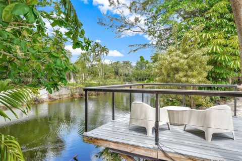 House in South Miami, Florida 4 bedrooms, 213.68 sq.m. № 2066262 - photo 3