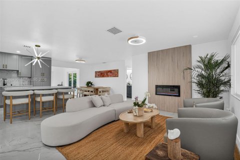 House in South Miami, Florida 4 bedrooms, 213.68 sq.m. № 2066262 - photo 13