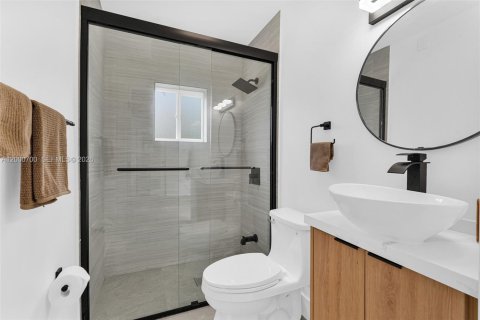 House in South Miami, Florida 4 bedrooms, 213.68 sq.m. № 2066262 - photo 29