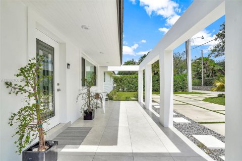 House in South Miami, Florida 4 bedrooms, 213.68 sq.m. № 2066262 - photo 10