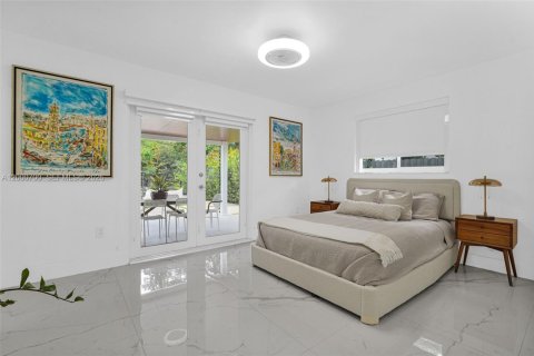House in South Miami, Florida 4 bedrooms, 213.68 sq.m. № 2066262 - photo 23