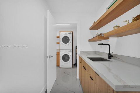 House in South Miami, Florida 4 bedrooms, 213.68 sq.m. № 2066262 - photo 30