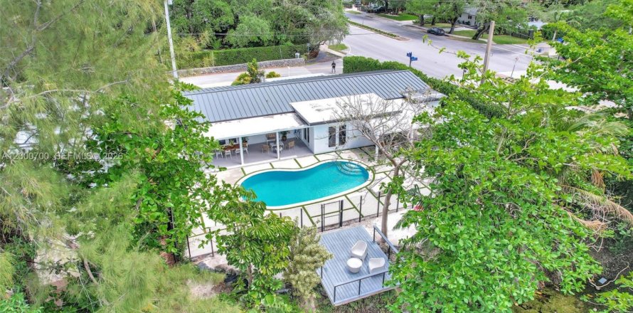 House in South Miami, Florida 4 bedrooms, 213.68 sq.m. № 2066262