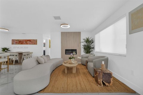 House in South Miami, Florida 4 bedrooms, 213.68 sq.m. № 2066262 - photo 12