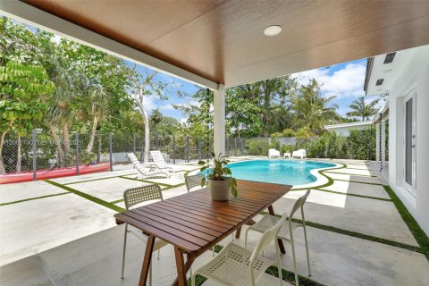 House in South Miami, Florida 4 bedrooms, 213.68 sq.m. № 2066262 - photo 7
