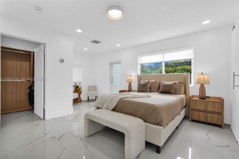 House in South Miami, Florida 4 bedrooms, 213.68 sq.m. № 2066262 - photo 18