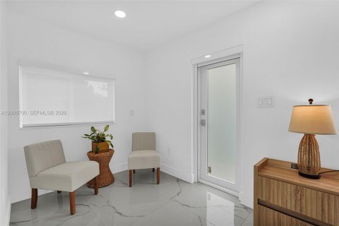 House in South Miami, Florida 4 bedrooms, 213.68 sq.m. № 2066262 - photo 20