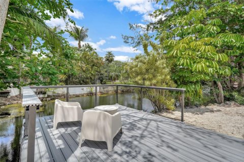 House in South Miami, Florida 4 bedrooms, 213.68 sq.m. № 2066262 - photo 4