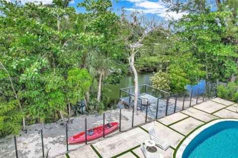 House in South Miami, Florida 4 bedrooms, 213.68 sq.m. № 2066262 - photo 2