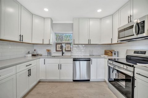 House in Bradenton, Florida 5 bedrooms, 192.03 sq.m. № 1525027 - photo 13