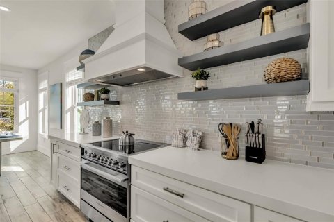 Casa en venta en Bradenton Beach, Florida, 7 dormitorios, 272.95 m2 № 1904618 - foto 10