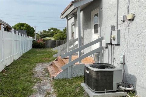 House in Deerfield Beach, Florida 4 bedrooms, 105.91 sq.m. № 2084057 - photo 7