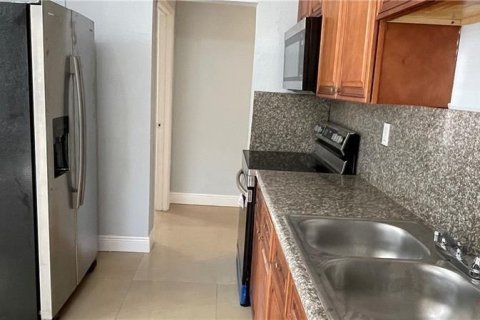 House in Deerfield Beach, Florida 4 bedrooms, 105.91 sq.m. № 2084057 - photo 14