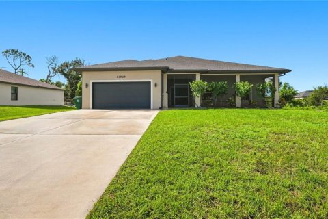 House in Port Charlotte, Florida 3 bedrooms, 212.84 sq.m. № 2351952