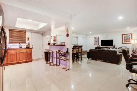 Condo in North Miami, Florida, 2 bedrooms  № 1711722 - photo 9