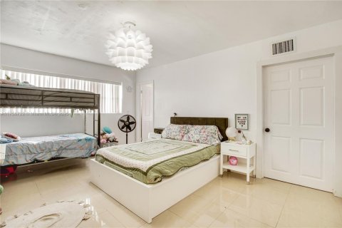 Condo in North Miami, Florida, 2 bedrooms  № 1711722 - photo 14