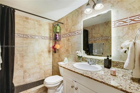 Condo in North Miami, Florida, 2 bedrooms  № 1711722 - photo 17