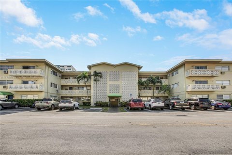 Condo in North Miami, Florida, 2 bedrooms  № 1711722 - photo 19