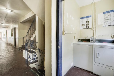 Condo in North Miami, Florida, 2 bedrooms  № 1711722 - photo 18