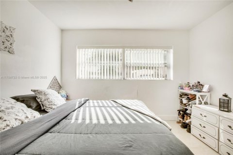 Condo in North Miami, Florida, 2 bedrooms  № 1711722 - photo 12