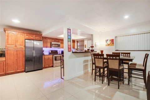 Condo in North Miami, Florida, 2 bedrooms  № 1711722 - photo 7