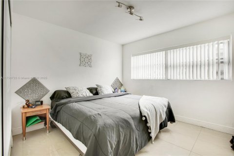Condo in North Miami, Florida, 2 bedrooms  № 1711722 - photo 11