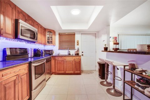 Condo in North Miami, Florida, 2 bedrooms  № 1711722 - photo 1