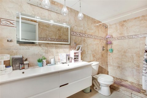 Condo in North Miami, Florida, 2 bedrooms  № 1711722 - photo 13