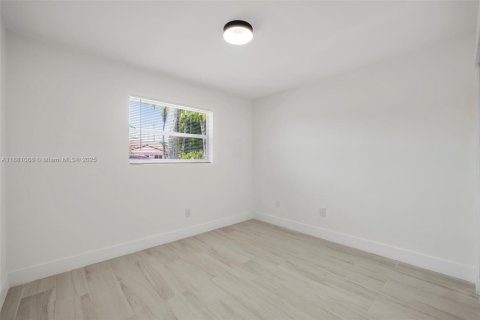 House in Hialeah, Florida 2 bedrooms № 1925215 - photo 13