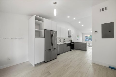 House in Hialeah, Florida 2 bedrooms № 1925215 - photo 7
